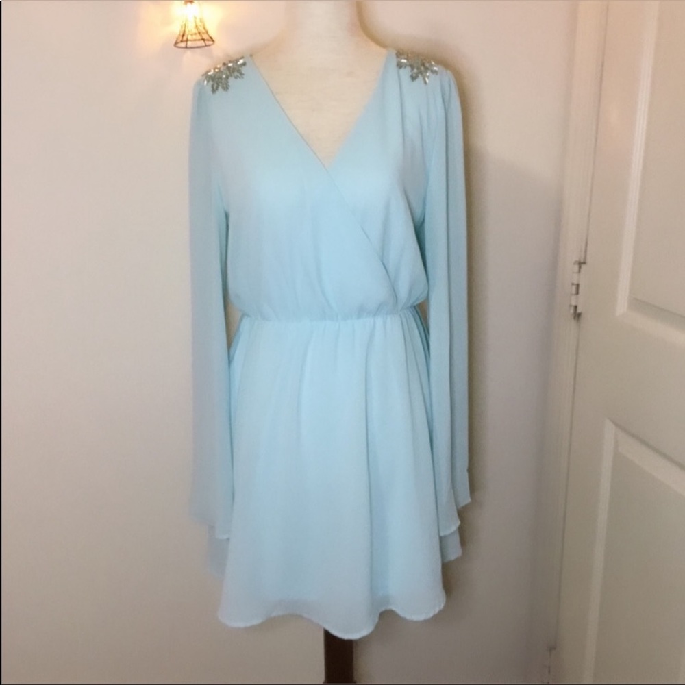 NWOT Lulu’s Bell Sleeve Flowy Dress